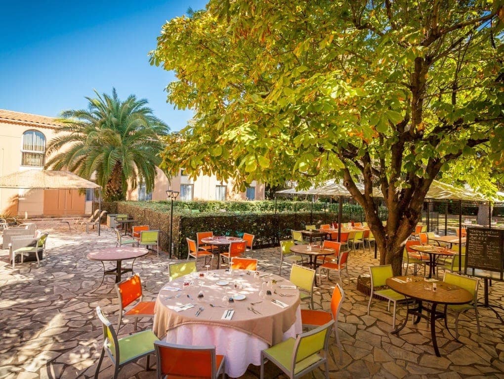 Table dressée en terrasse au restaurant de l'hôtel